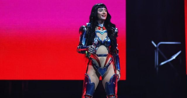 katy-perry-fan-on-stage-sydney.jpg