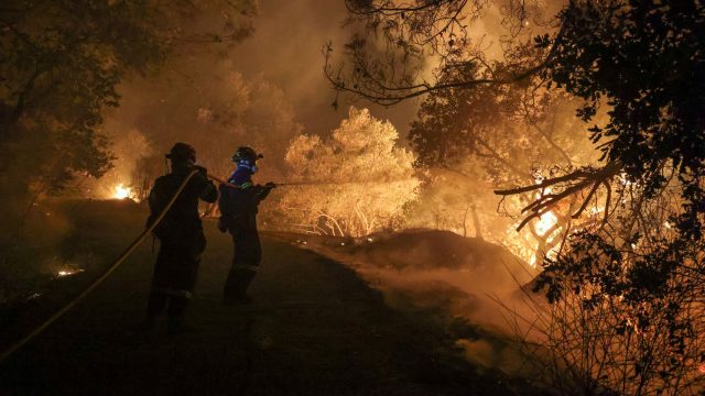 skynews-greece-chios-firefighters_6949214.jpg