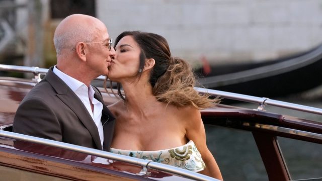 skynews-jeff-bezos-lauren-sanchez_6951665.jpg