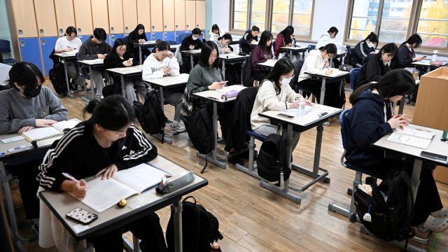 skynews-south-korea-schools-smart-phones_7002553.jpg