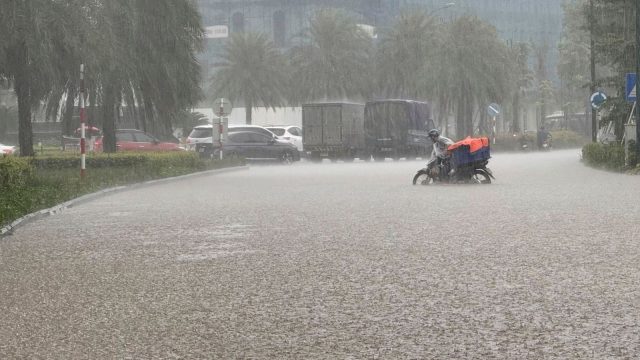 skynews-vietnam-flood-typhoon_7001608.jpg