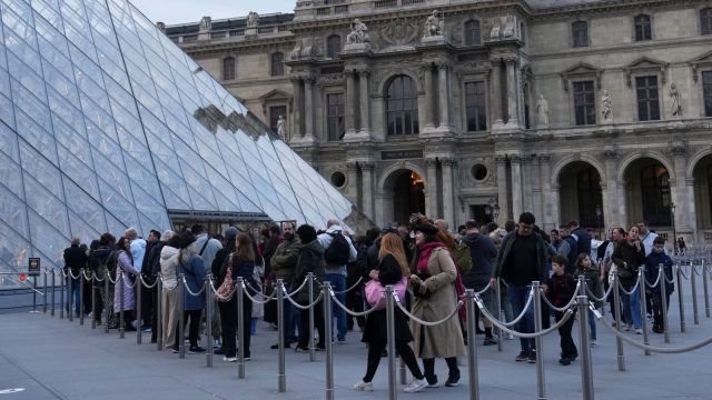 skynews-louvre-robbery-paris_7058171.jpg