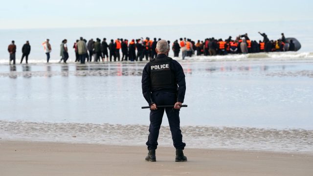 skynews-police-migrants-gravelines_7073850.jpg