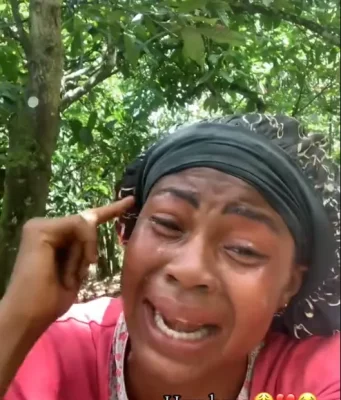 Beautiful Ghanaian lady cries over heartbreak