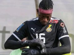 Asare receives personalized gloves from Raptor before Austria friendly