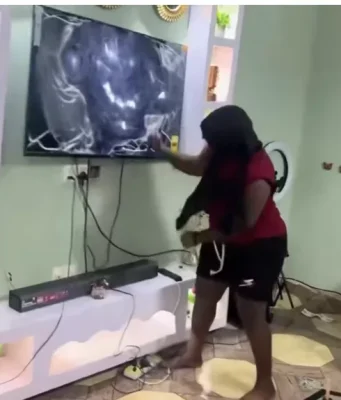 Girlfriend destroys boyfriend’s TV set for answering a call from another lady