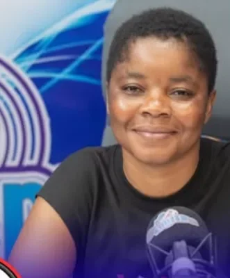 Lady drags her boyfriend to Aunty Naa for sleeping with her two sisters