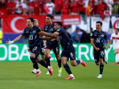 Ten-man Paraguay send Türkiye crashing out