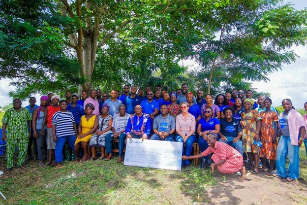 Staff-of-Stanbic-Investment-Management-Services-led-by-Kwabena-Boamah-Managing-Director-SIMS-handing.jpeg