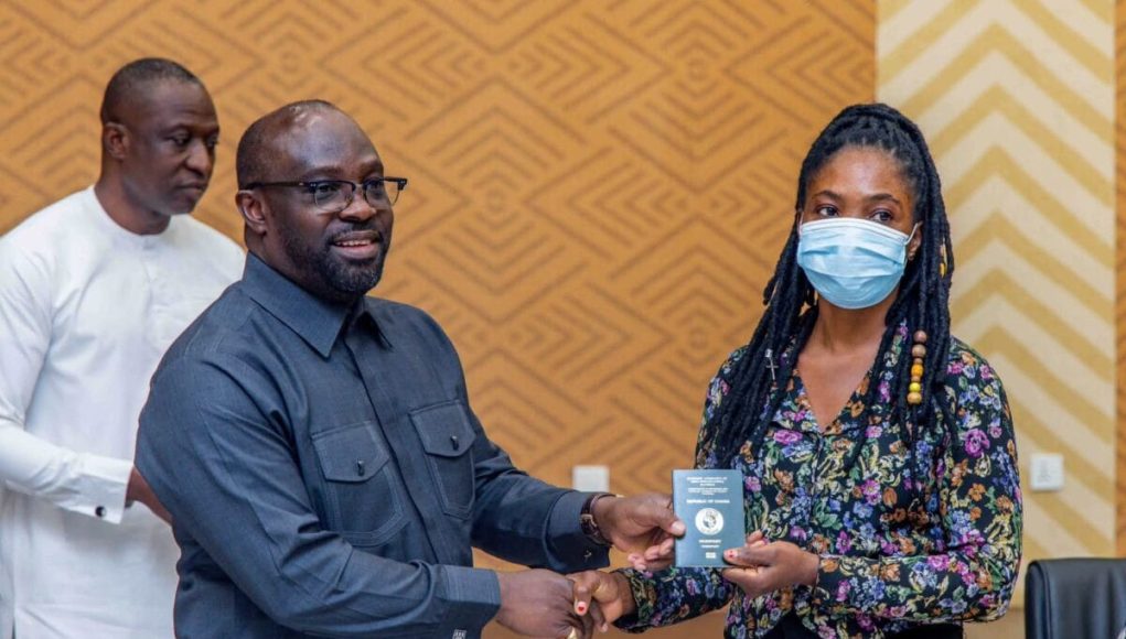 Foreign-Affairs-Ministry-presents-first-batch-of-replacement-passports-to-flood-victims.jpg