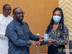 Foreign Affairs Ministry presents first batch of replacement passports to flood victims