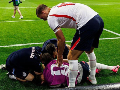 Henderson not ruled out of World Cup despite breaking arm