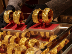 Gold slips before US payrolls data, set for second weekly loss